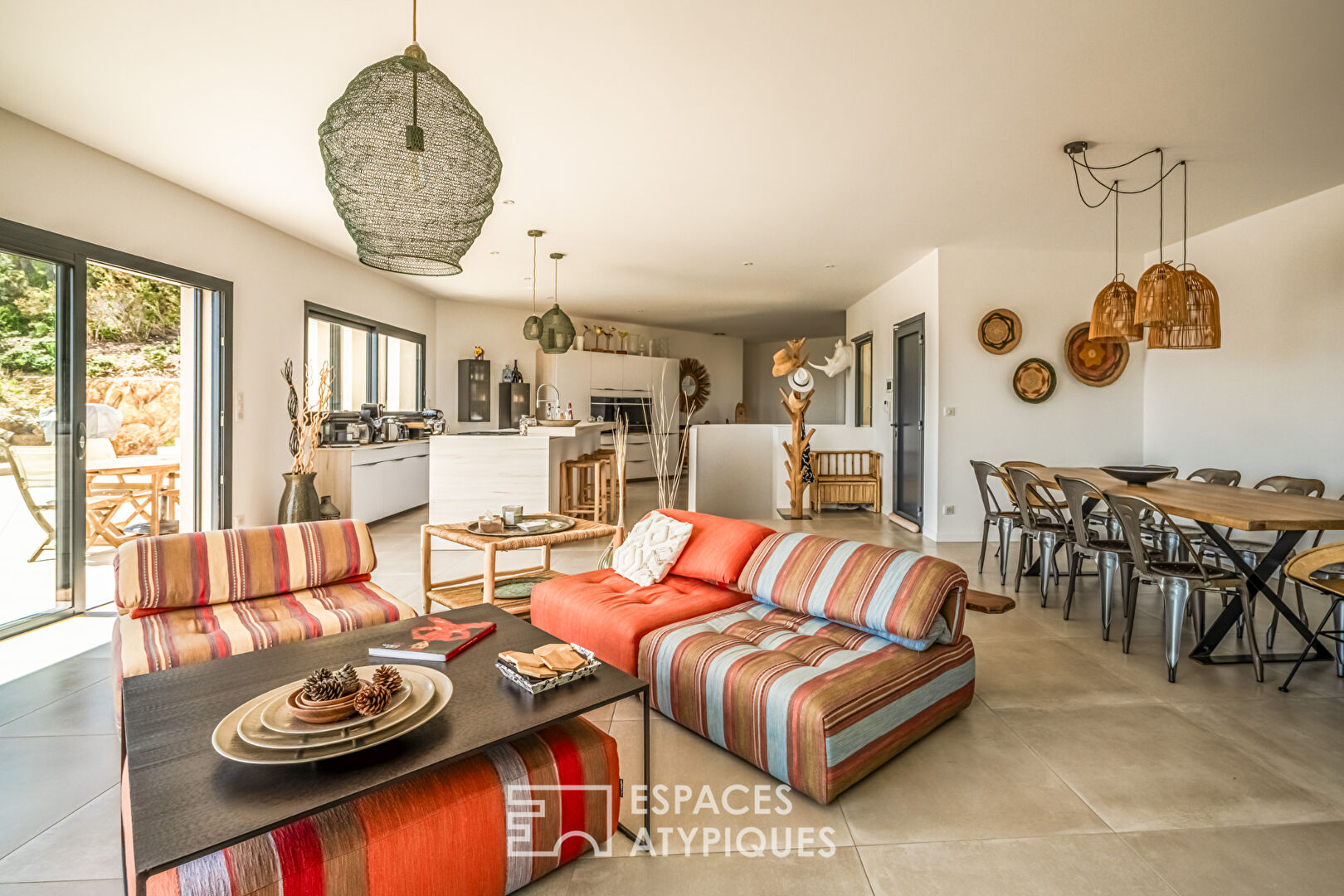 Villa d’architecte d’exception avec vue imprenable et piscine à débordement