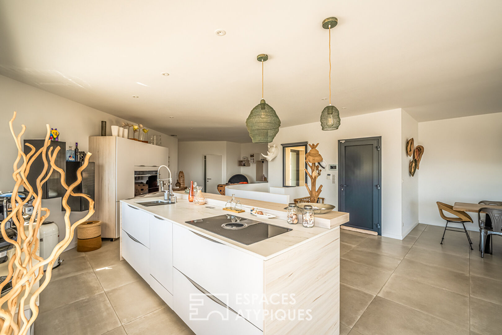 Villa d’architecte d’exception avec vue imprenable et piscine à débordement