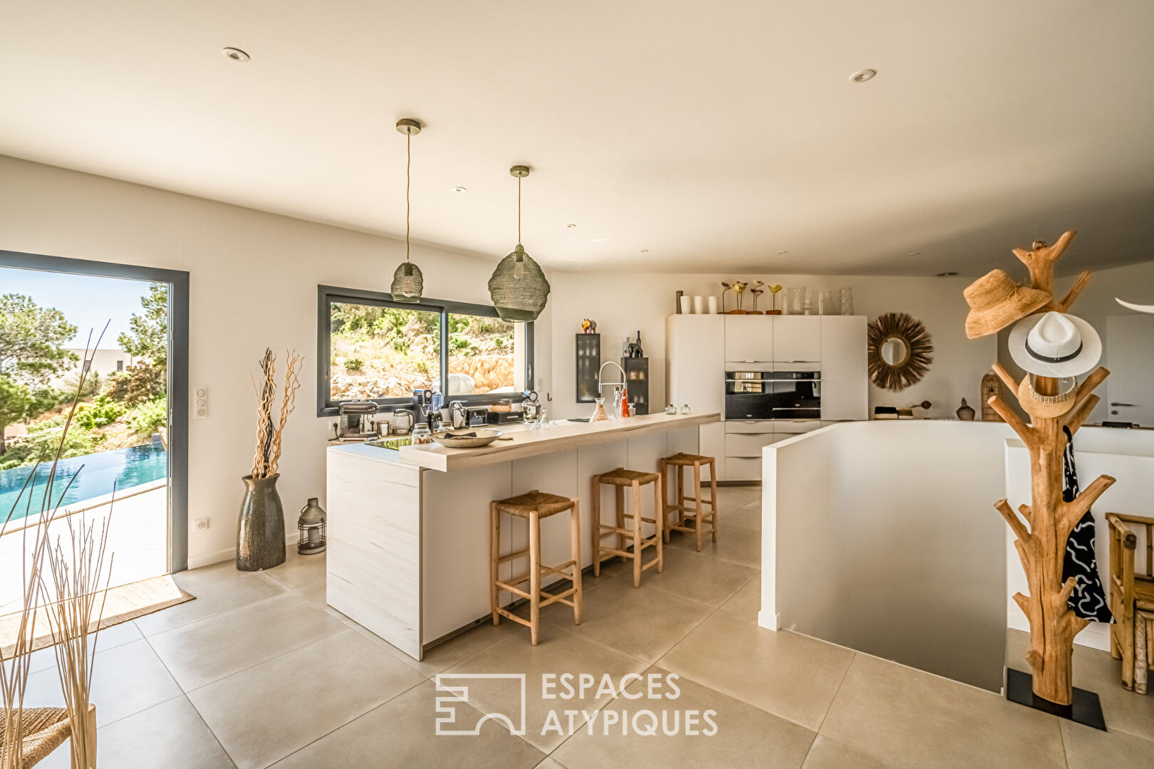 Villa d’architecte d’exception avec vue imprenable et piscine à débordement