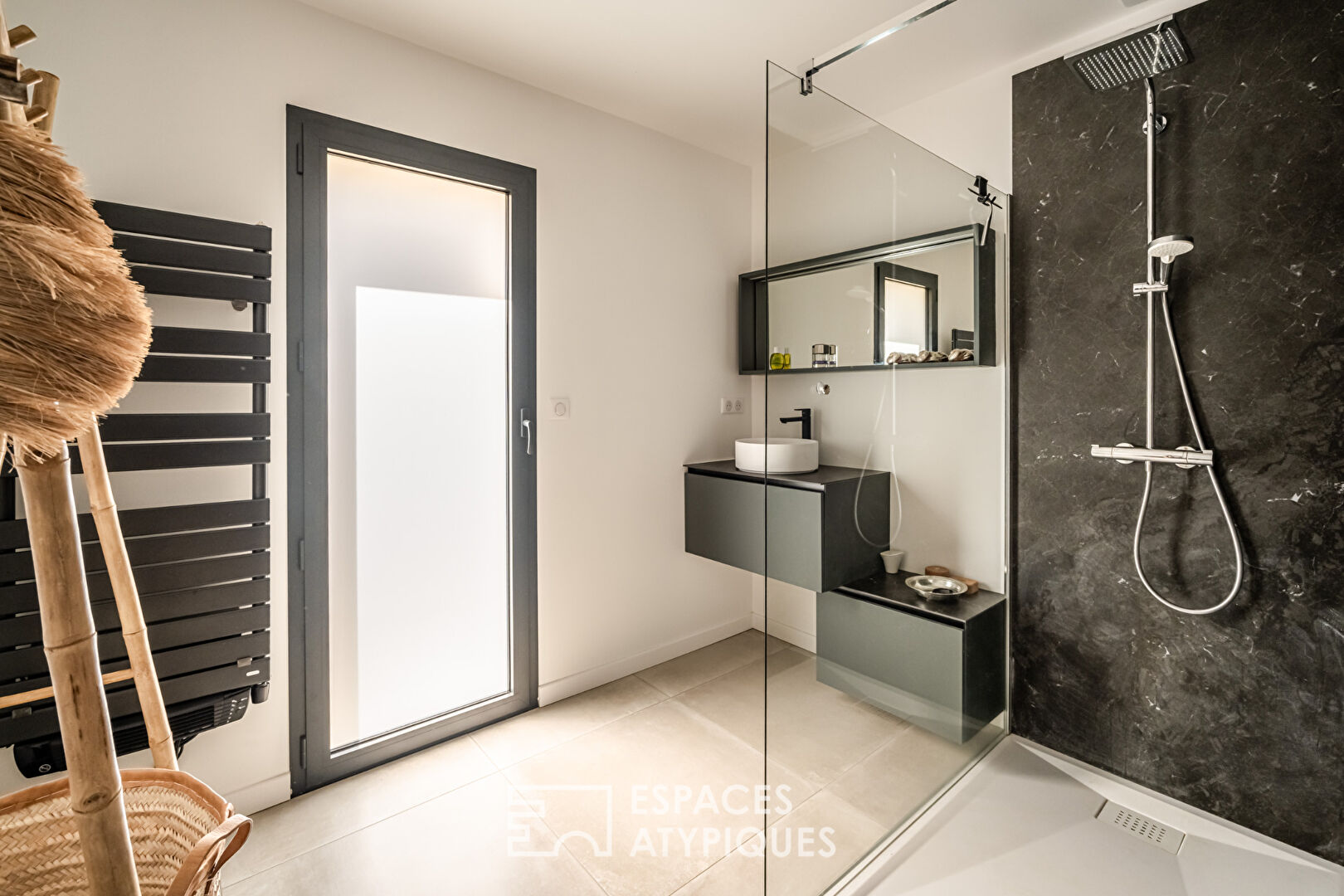 Villa d’architecte d’exception avec vue imprenable et piscine à débordement