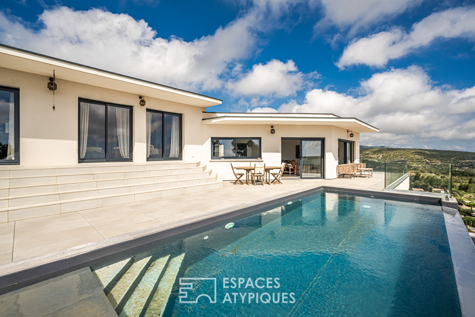 Villa d’architecte d’exception avec vue imprenable et piscine à débordement