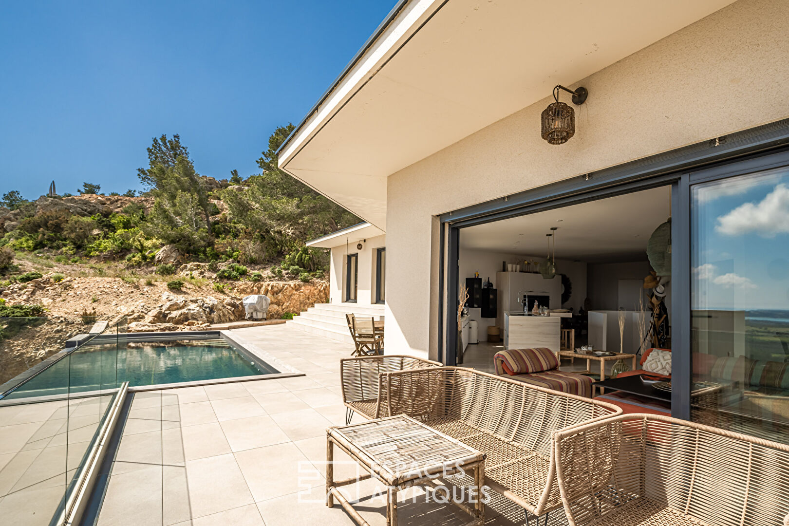Villa d’architecte d’exception avec vue imprenable et piscine à débordement