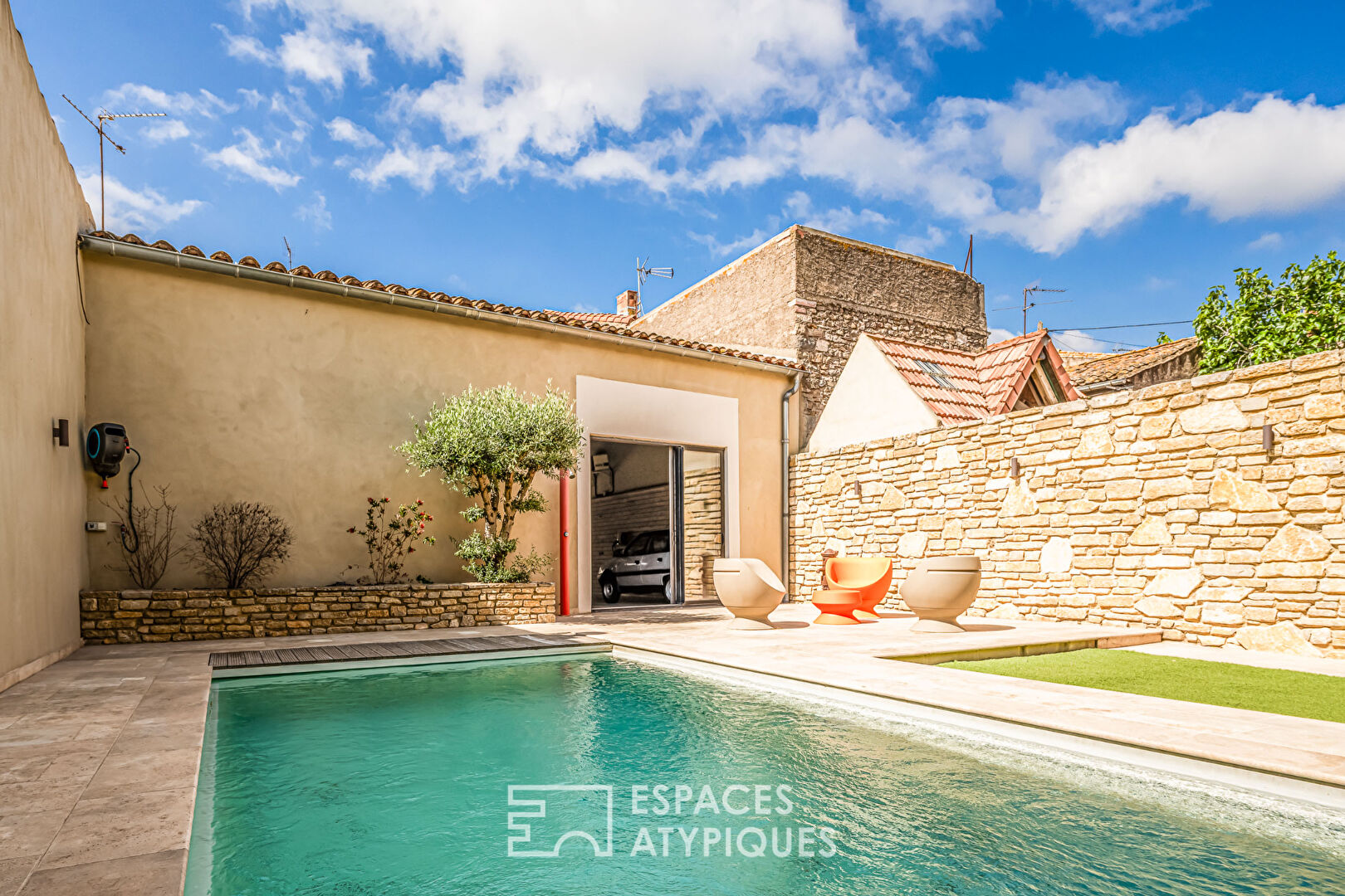 Maison de ville rénovée avec piscine et garage entre mer et Corbières