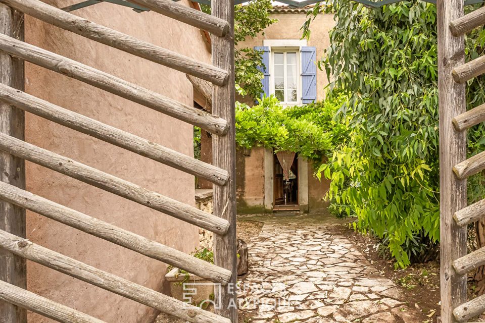 Maison vigneronne de caractère avec dépendances et grand jardin entre Narbonne et Béziers
