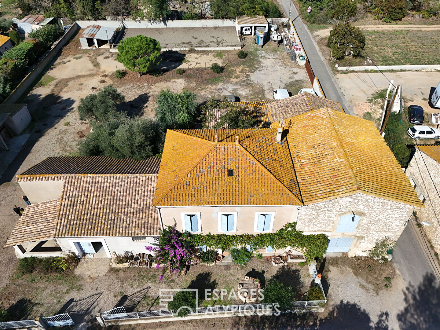 Maison vigneronne de caractère avec dépendances et grand jardin entre Narbonne et Béziers