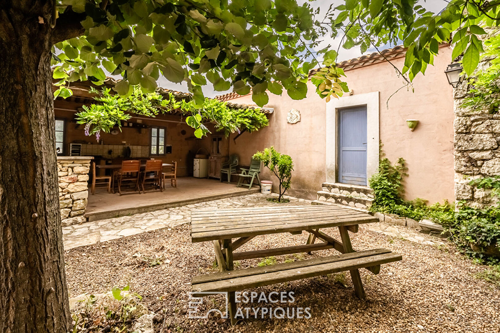 Maison vigneronne de caractère avec dépendances et grand jardin entre Narbonne et Béziers