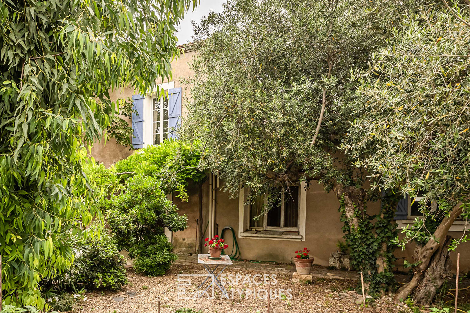 Maison vigneronne de caractère avec dépendances et grand jardin entre Narbonne et Béziers
