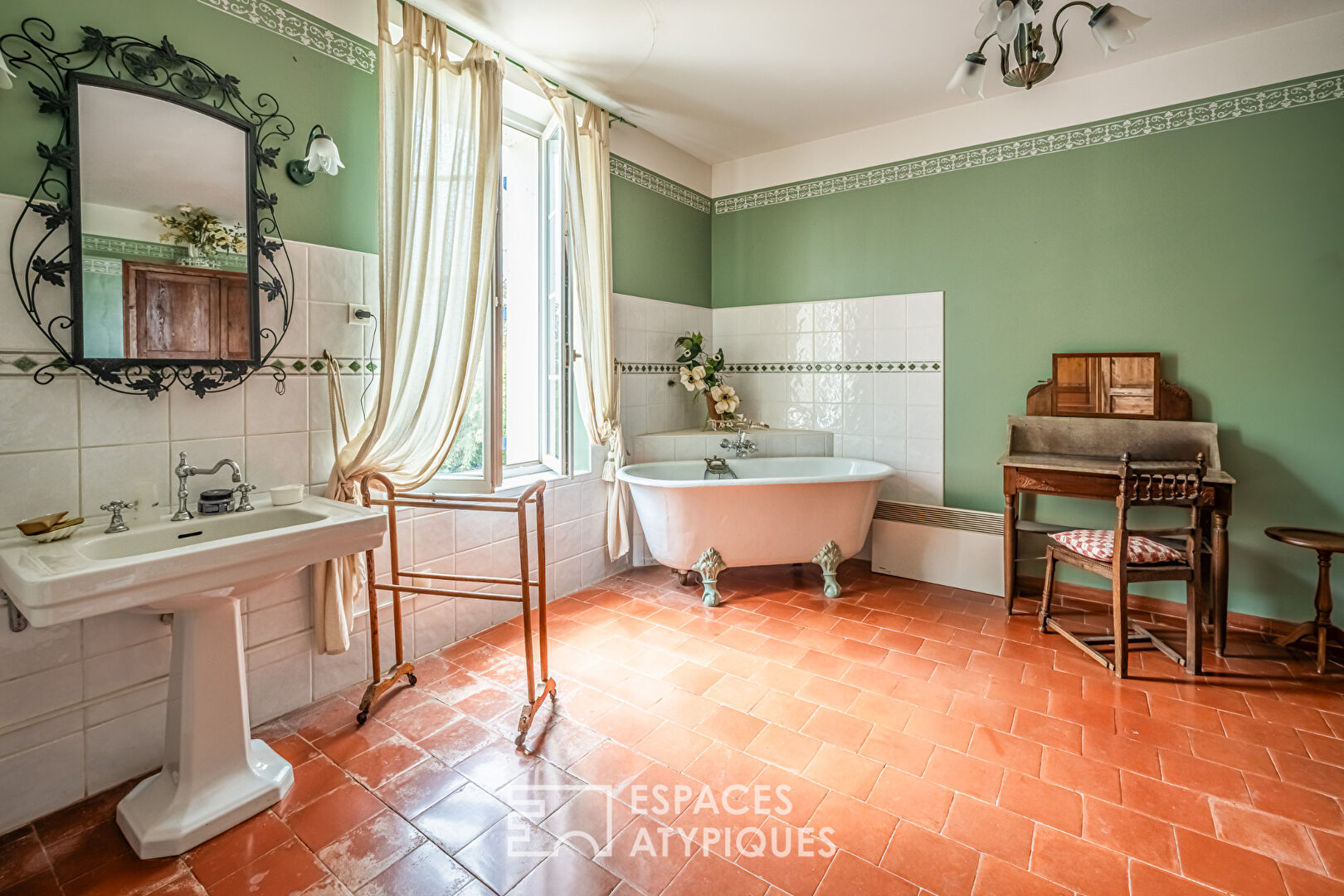 Maison vigneronne de caractère avec dépendances et grand jardin entre Narbonne et Béziers