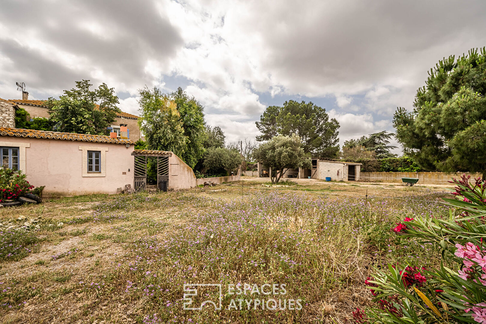 Maison vigneronne de caractère avec dépendances et grand jardin entre Narbonne et Béziers