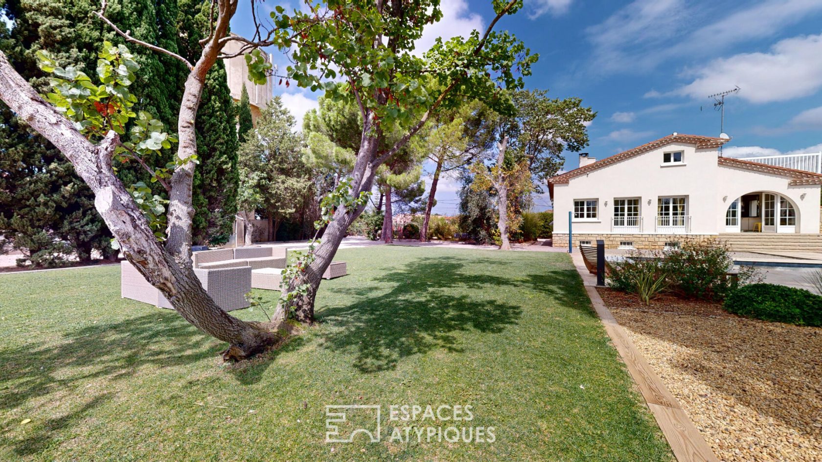 Villa de caractère avec dépendances, parc arboré et piscine – Proche Narbonne