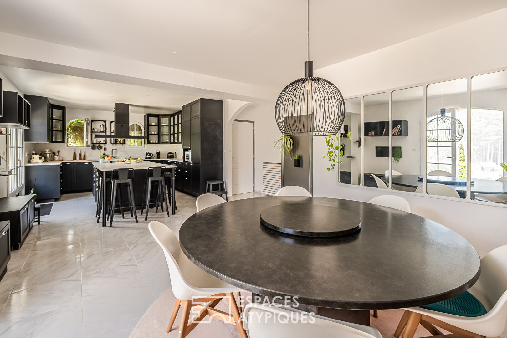 Maison contemporaine sans vis-à-vis avec piscine et bureaux