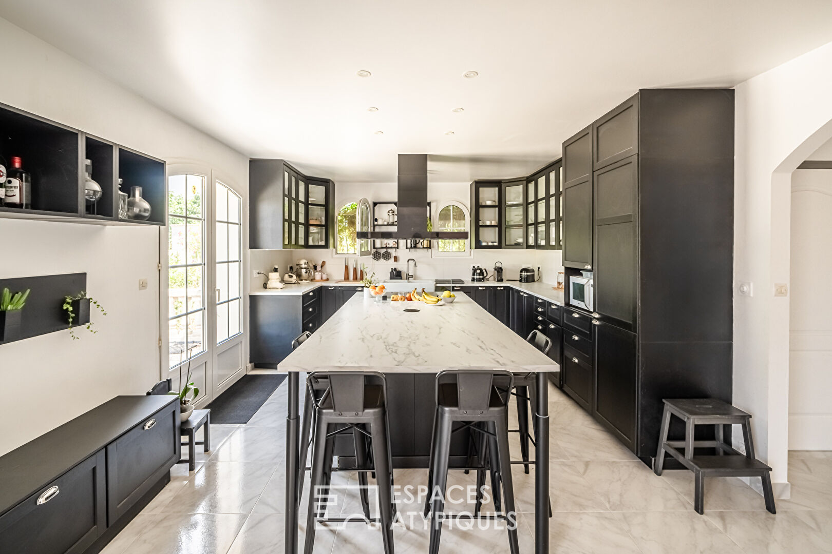 Maison contemporaine sans vis-à-vis avec piscine et bureaux