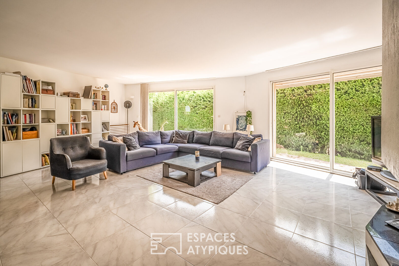 Maison contemporaine sans vis-à-vis avec piscine et bureaux