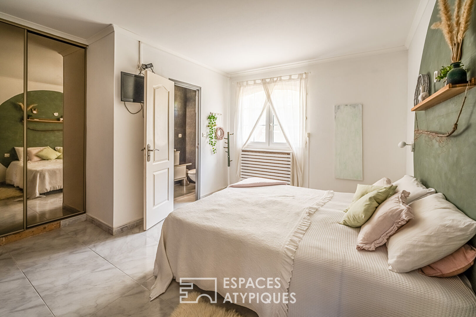Maison contemporaine sans vis-à-vis avec piscine et bureaux