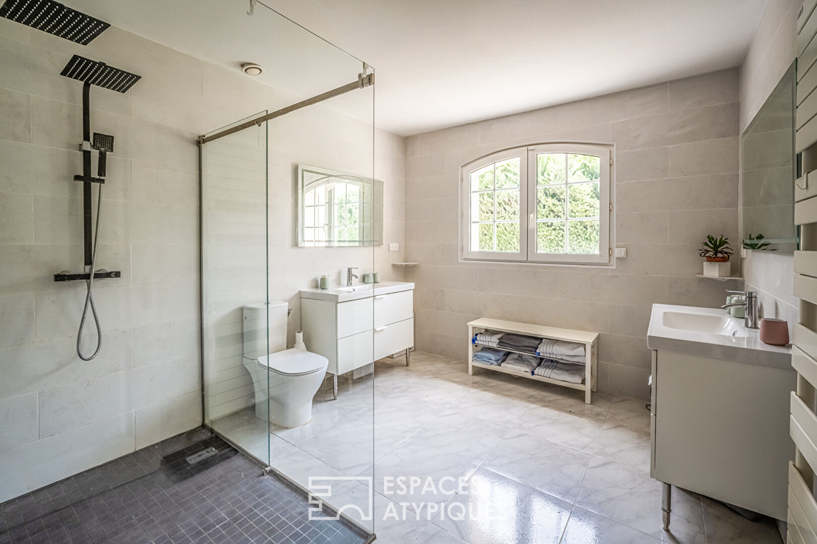 Maison contemporaine sans vis-à-vis avec piscine et bureaux