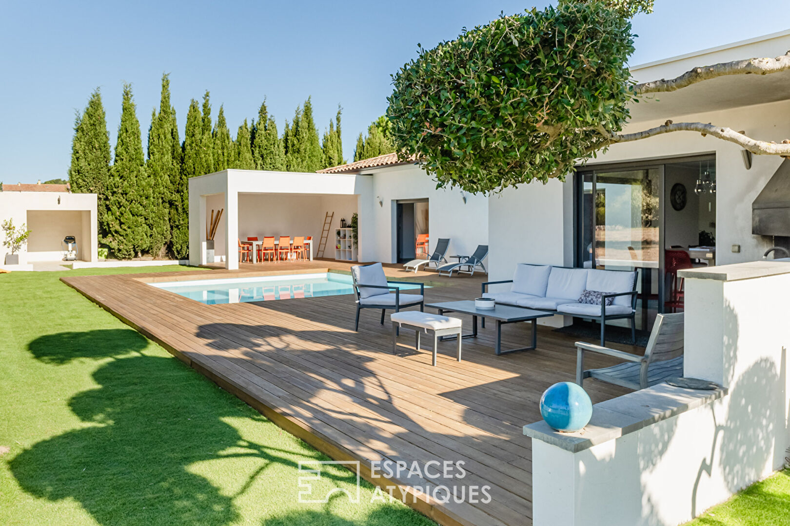 Villa de plain-pied avec piscine, appartement indépendant et terrain supplémentaire