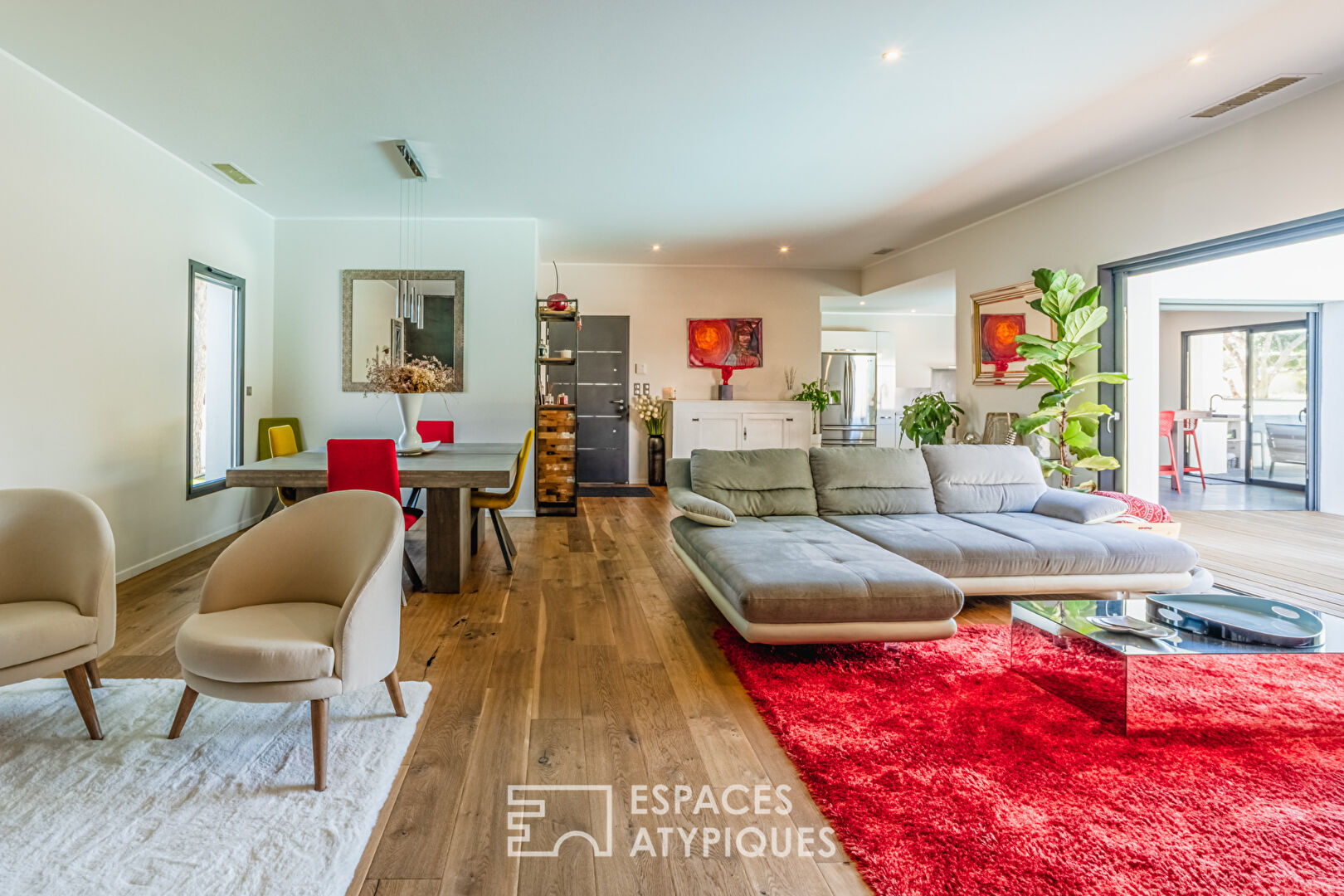 Villa de plain-pied avec piscine, appartement indépendant et terrain supplémentaire