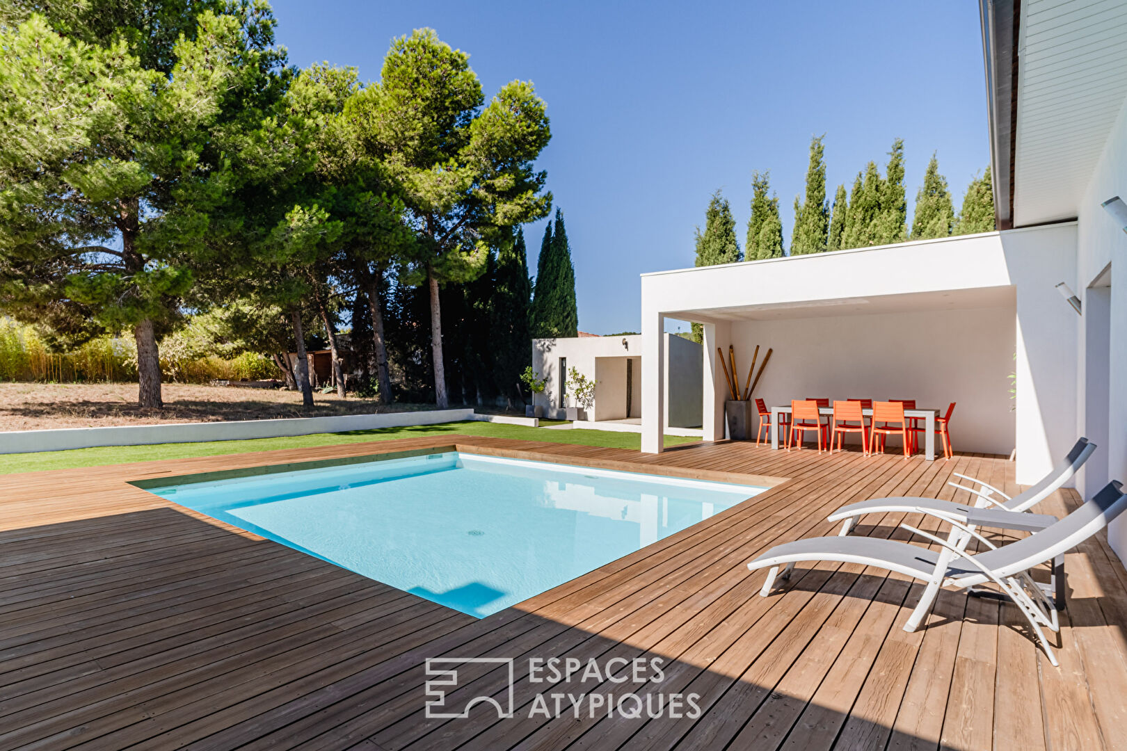 Villa de plain-pied avec piscine, appartement indépendant et terrain supplémentaire