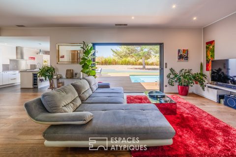 Villa de plain-pied avec piscine, appartement indépendant et terrain supplémentaire