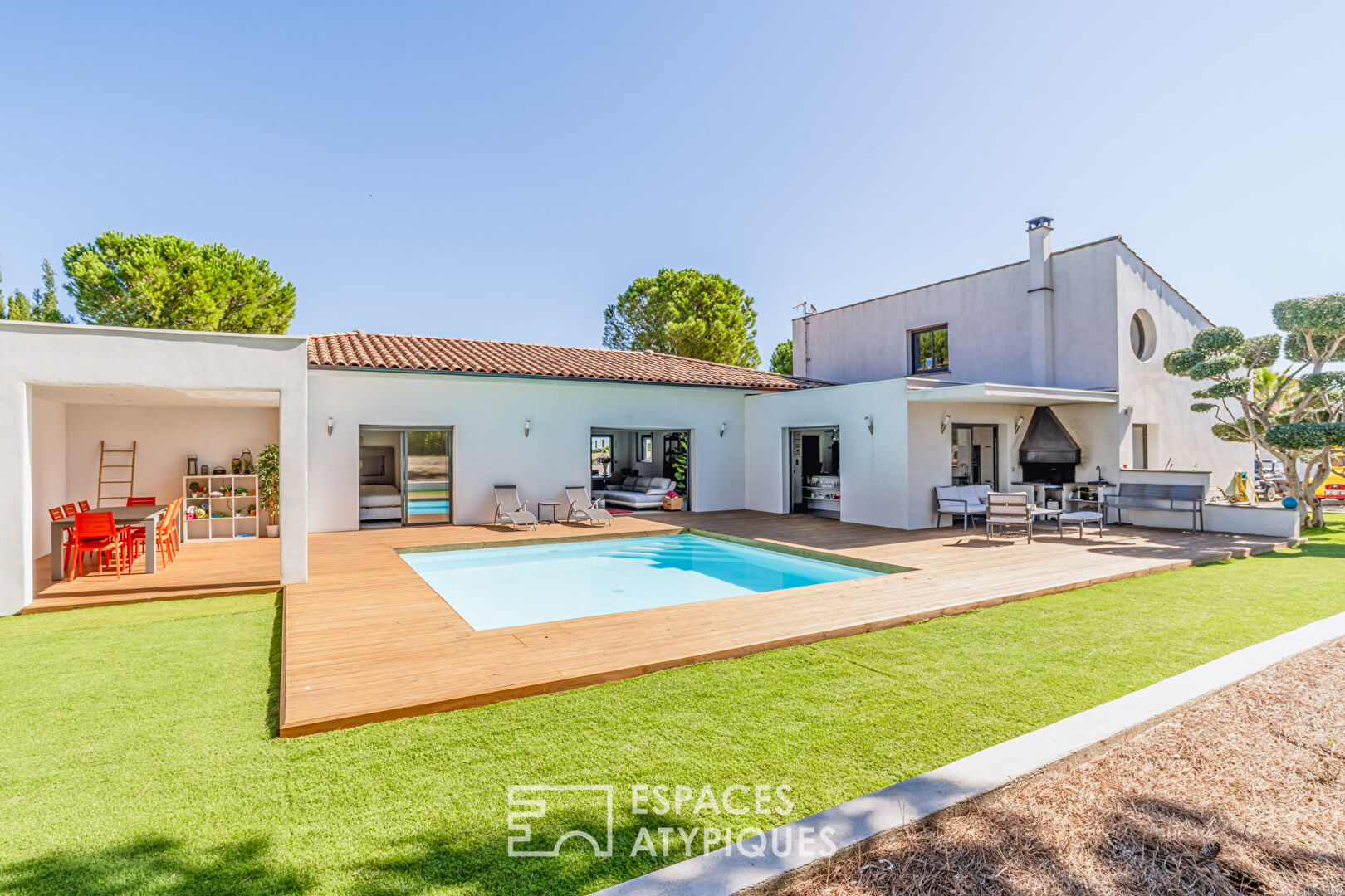 Villa de plain-pied avec piscine, appartement indépendant et terrain supplémentaire