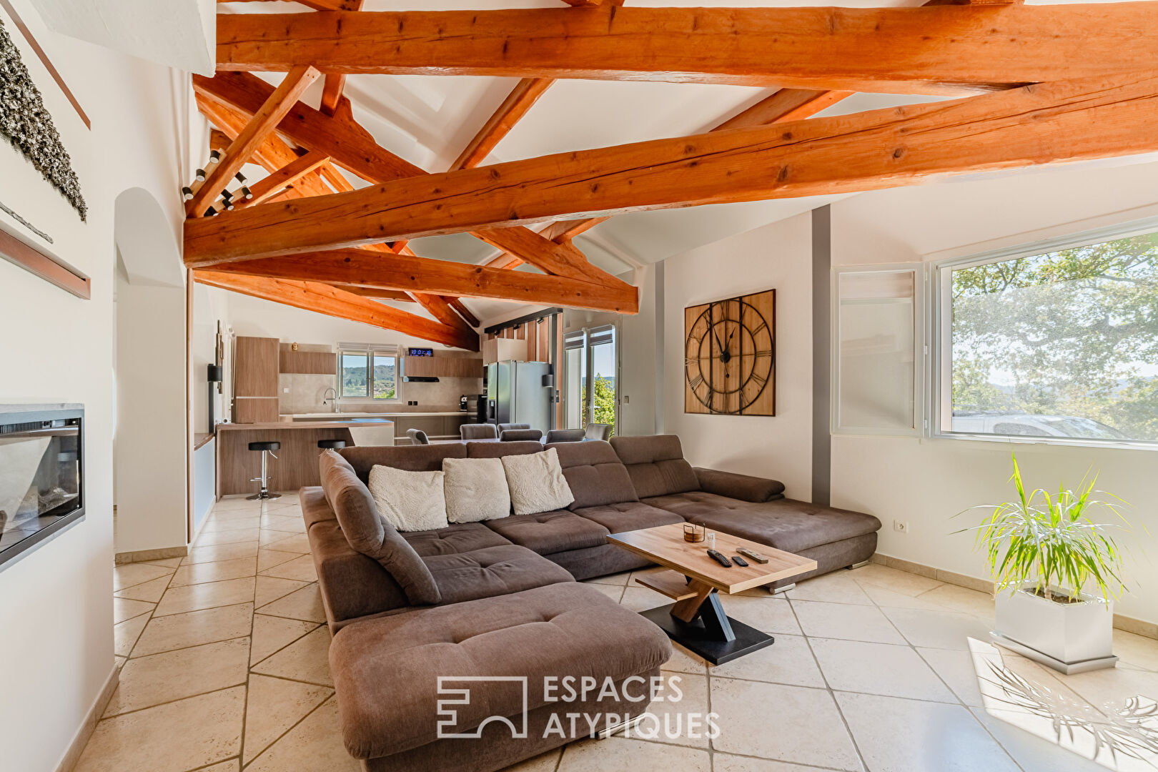 Villa moderne lumineuse avec terrasse dans un cadre paisible