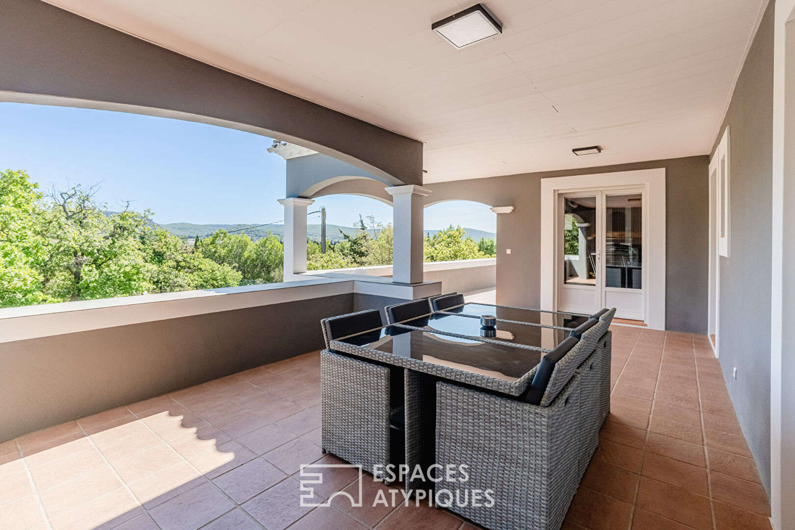 Villa moderne lumineuse avec terrasse dans un cadre paisible