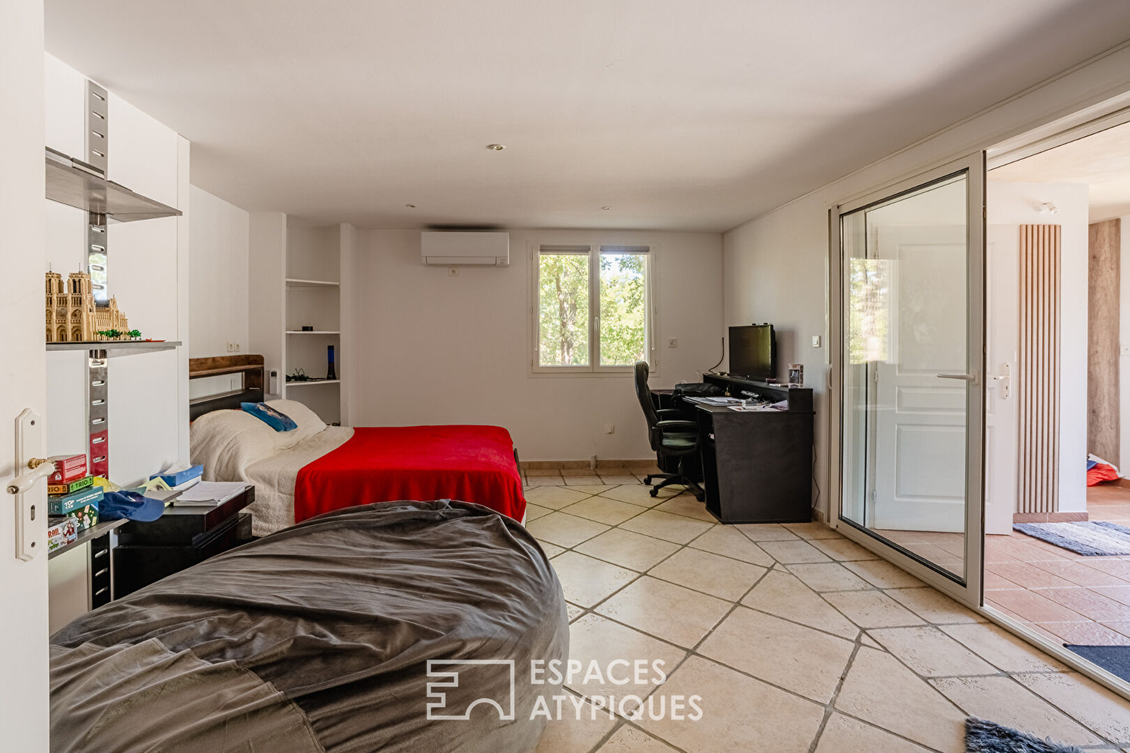 Villa moderne lumineuse avec terrasse dans un cadre paisible