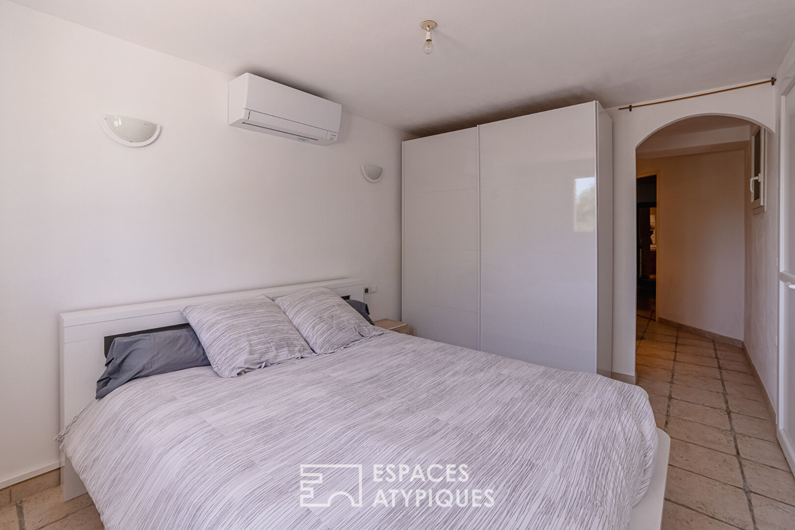 Villa moderne lumineuse avec terrasse dans un cadre paisible