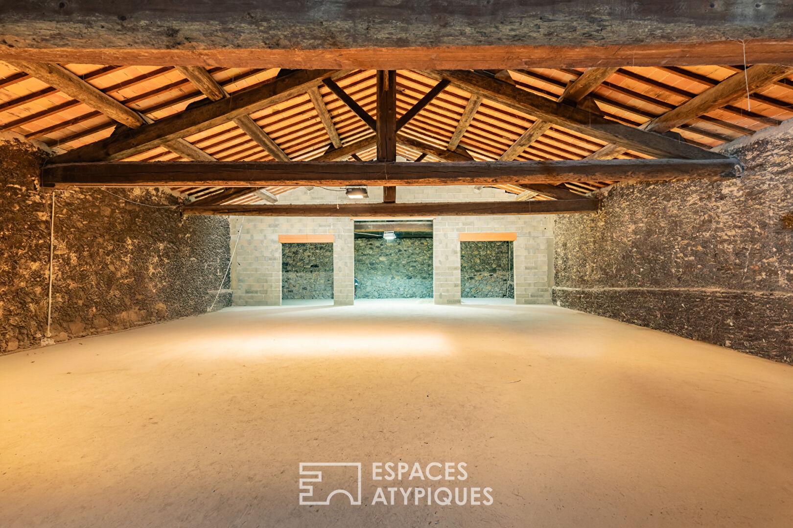 Volumes et potentiel pour ce bâtiment à l’esprit loft à Lézignan-Corbières