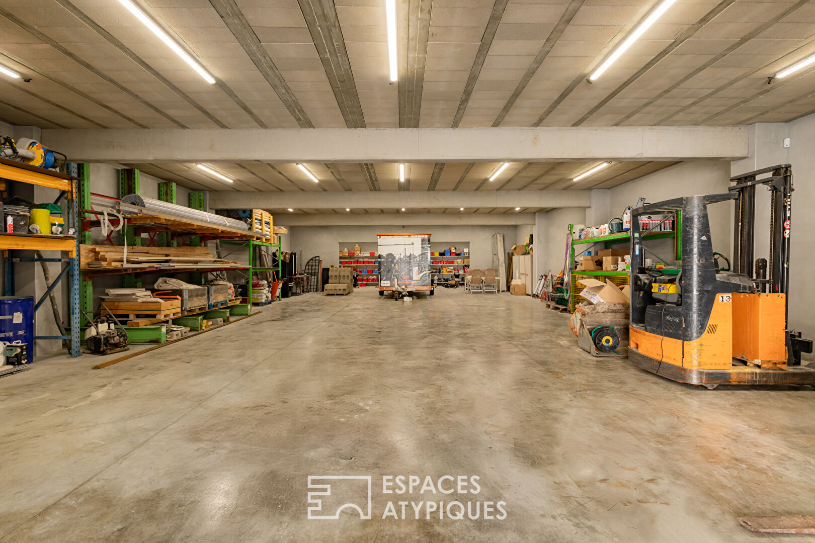 Volumes et potentiel pour ce bâtiment à l’esprit loft à Lézignan-Corbières
