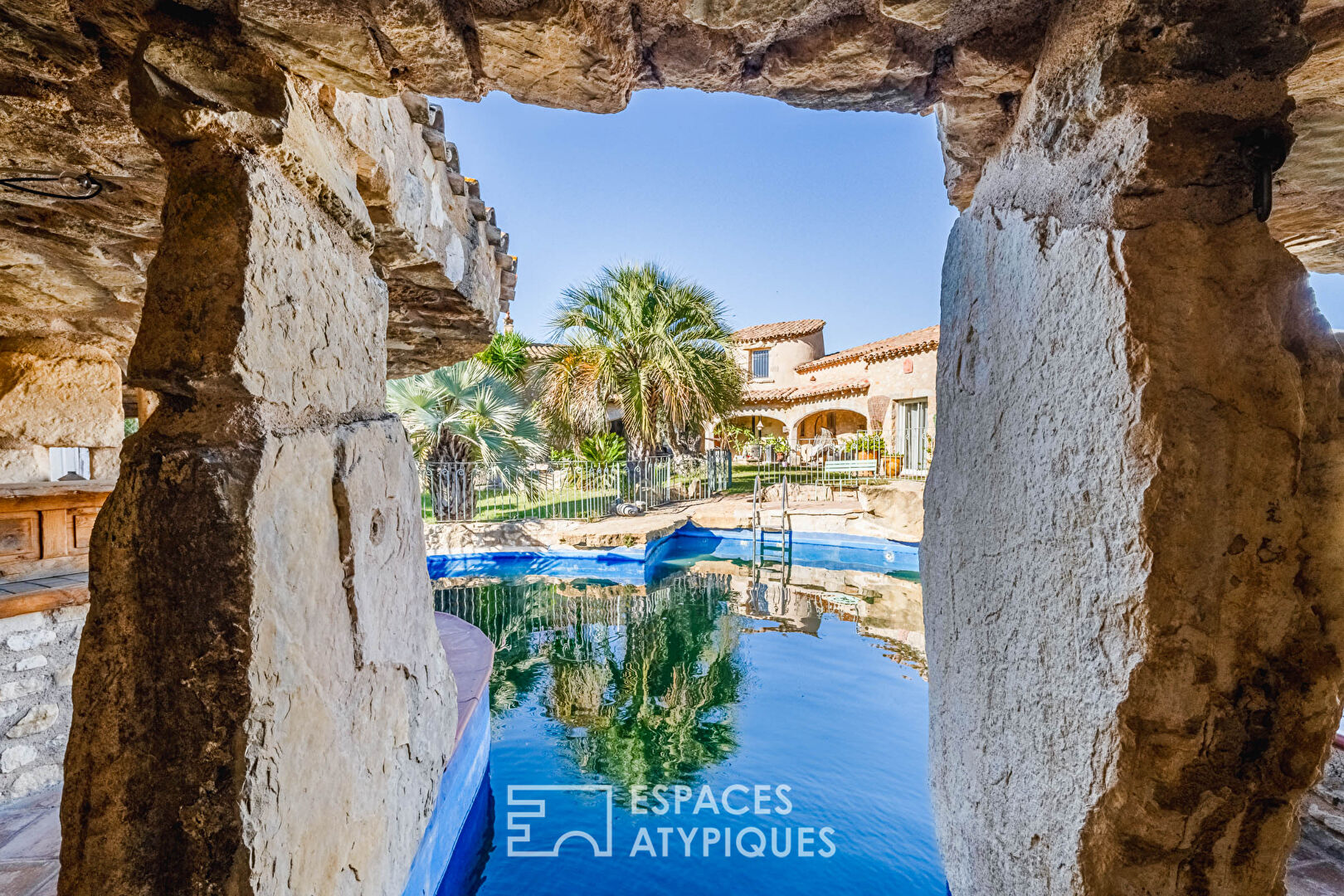 Maison atypique avec jardin paysager et architecture singulière