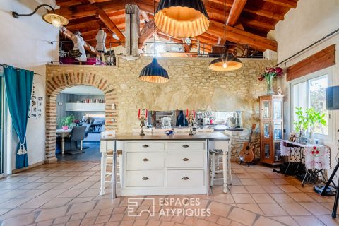 Maison avec architecture singulière et jardin paysager