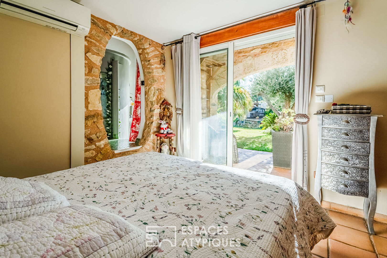 Maison atypique avec jardin paysager et architecture singulière