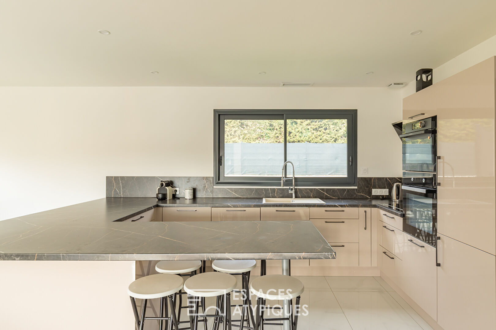 Villa contemporaine avec piscine et garage à Villeneuve-Minervois