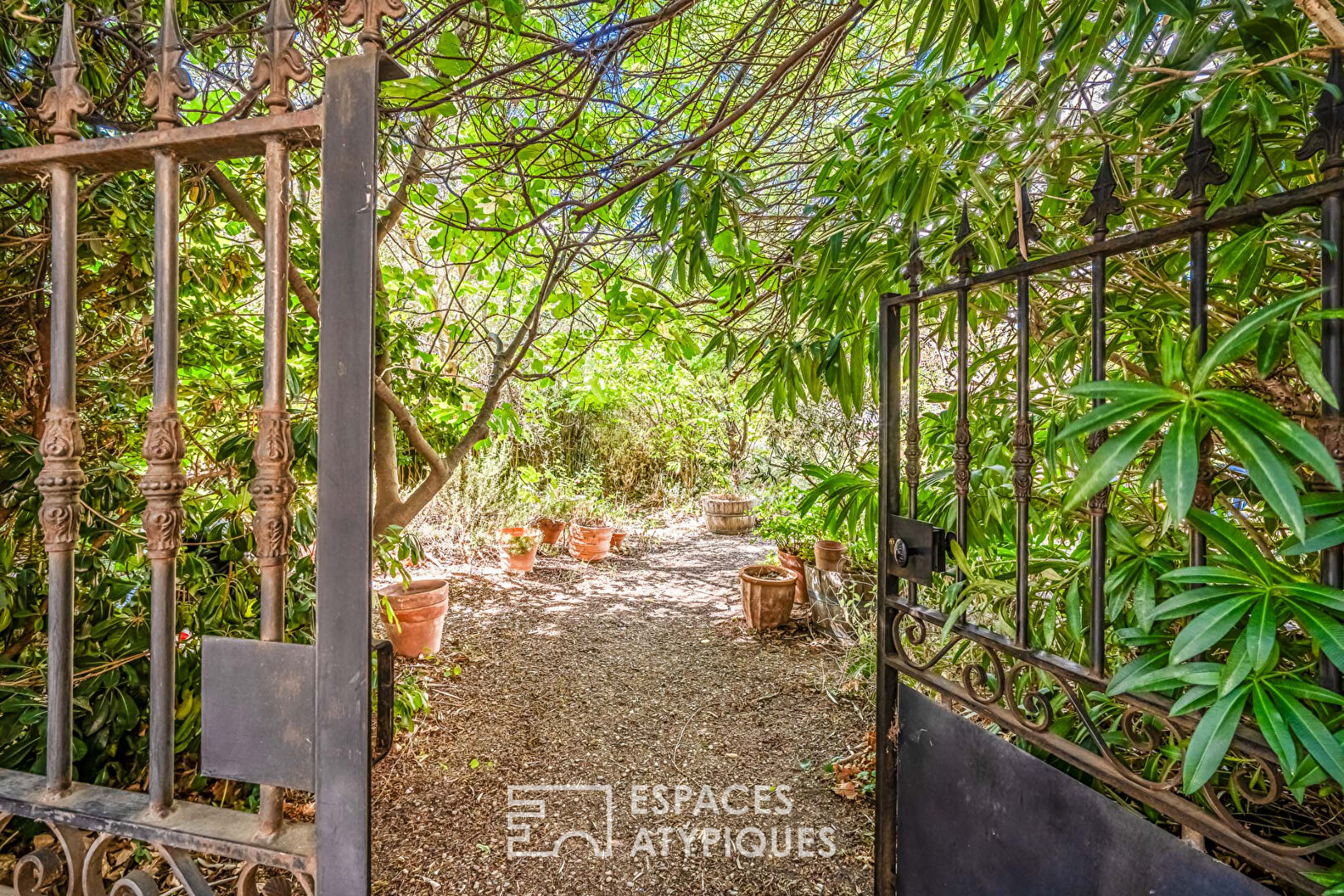 Vigneronne de caractère du XIXe siècle et son gîte indépendant