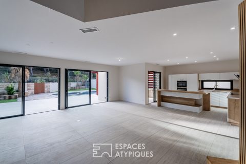 Contemporary villa with no overlooking neighbors, on the edge of a pine forest in Narbonne