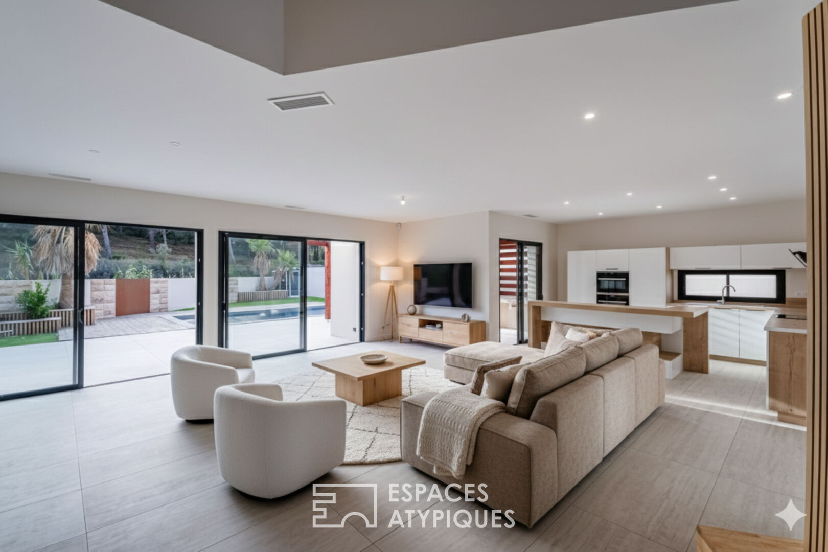 Villa contemporaine sans vis-à-vis, en lisière de pinède à Narbonne