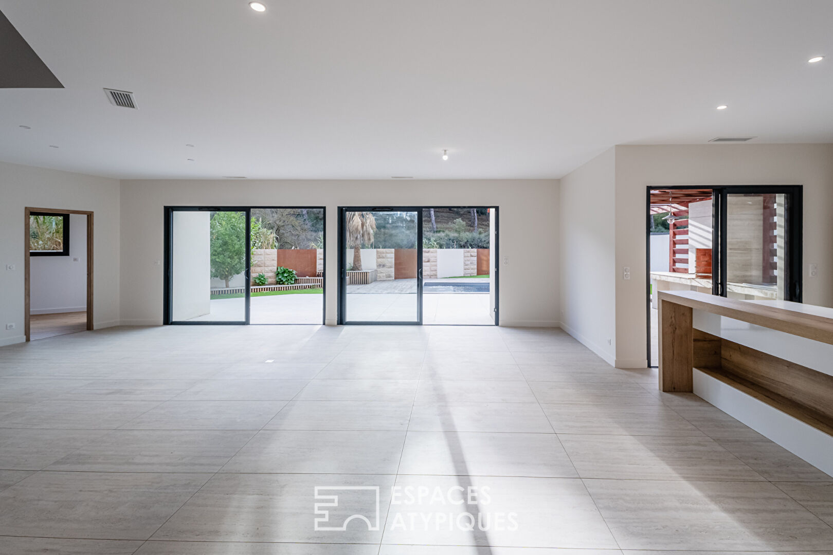 Villa contemporaine sans vis-à-vis, en lisière de pinède à Narbonne