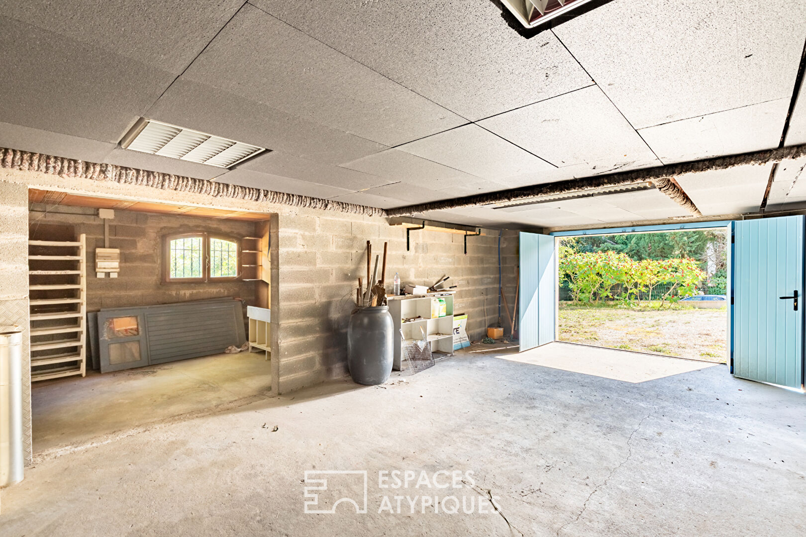 Family home with exceptional basement and wooded garden – near Carcassonne