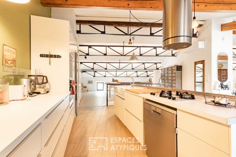 Maison vigneronne réinventée en loft industriel de 297 m²