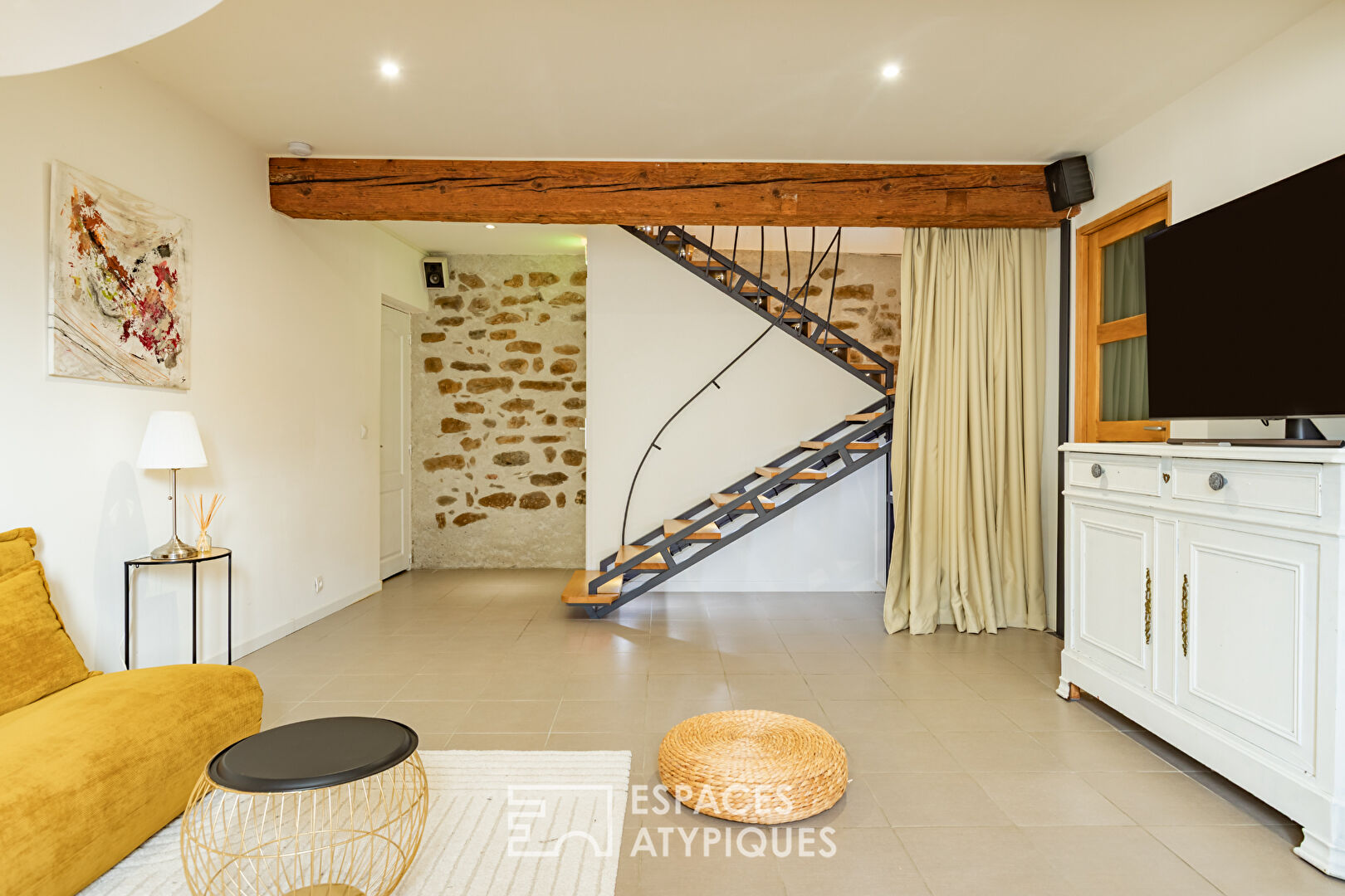 Maison vigneronne réinventée en loft industriel de 297 m²