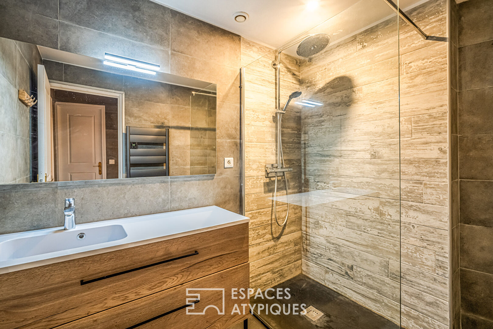 Bourgeoise de caractère avec rooftop confidentiel – Proche Narbonne