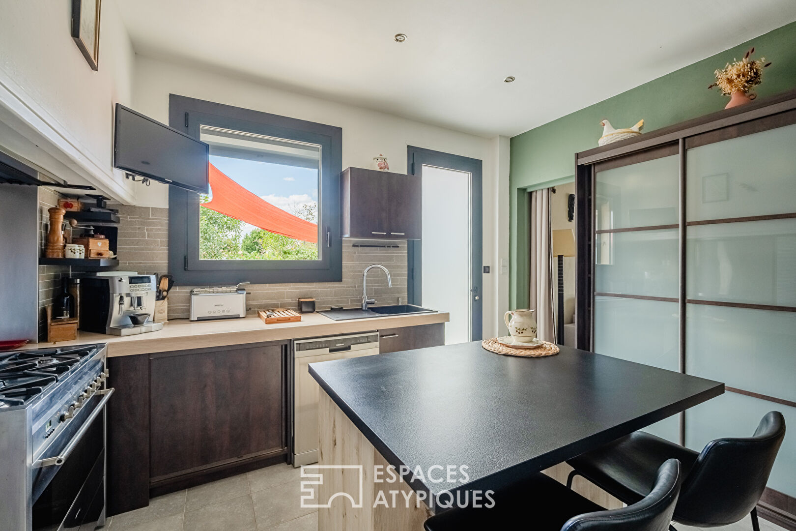 Propriété avec Piscine et Terrain Arboré – Un Écrin Atypique proche de Narbonne