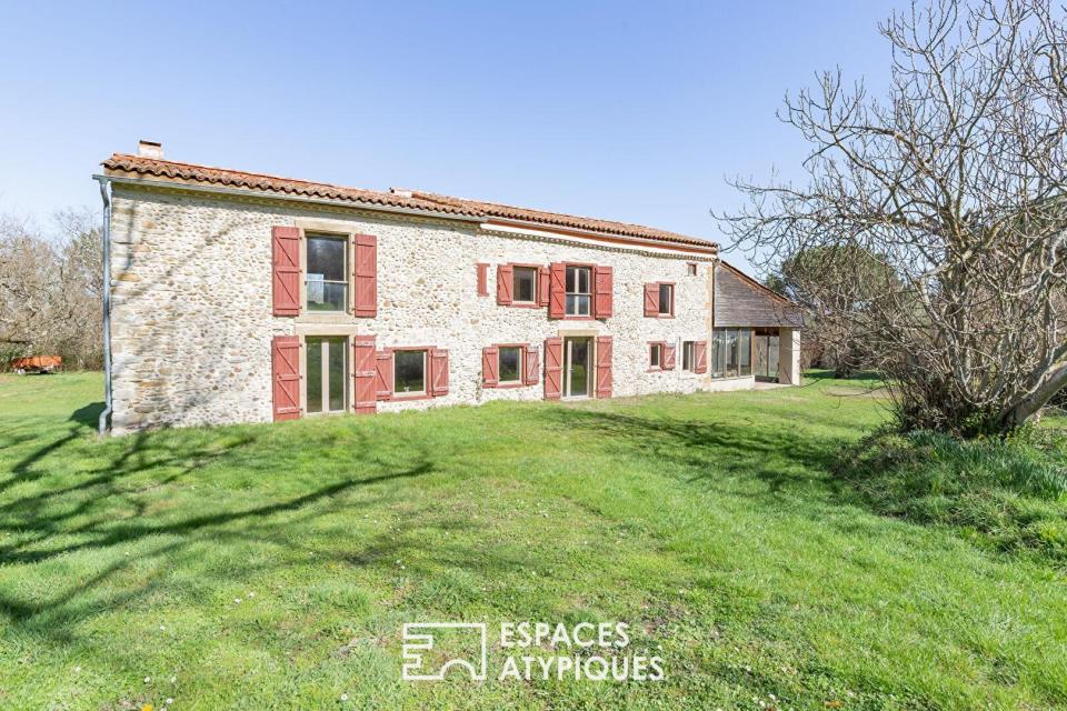 Propriété rénovée au coeur d'un domaine préservé de 67 hectares