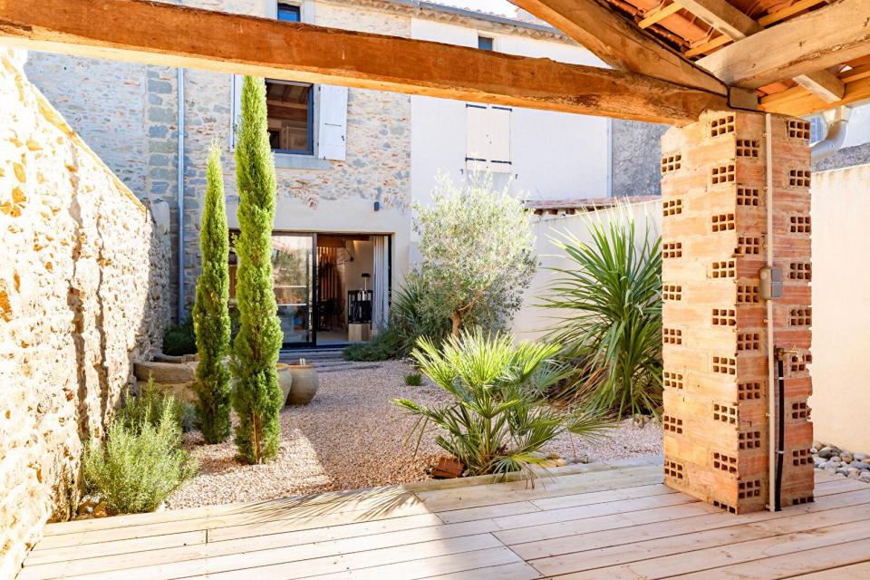 Maison de caractère rénovée avec jardin au coeur de la circulade de Bram