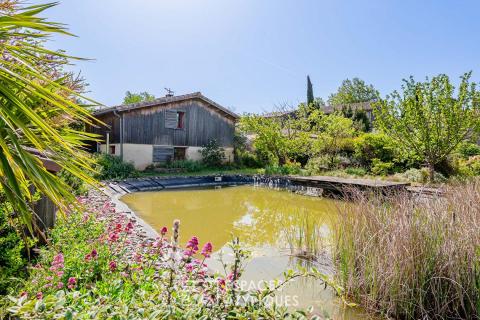 Maison écologique avec bassin naturel et jardin paysager