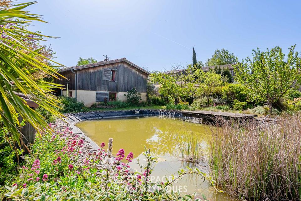 Maison écologique atypique avec bassin naturel et jardin paysager à Douzens