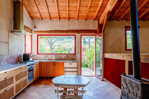 Maison écologique avec bassin naturel et jardin paysager