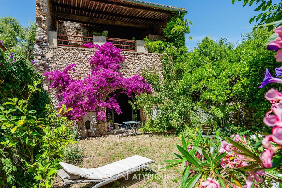 Vigneronne de caractère avec terrasse panoramique et jardin intimiste proche des plages