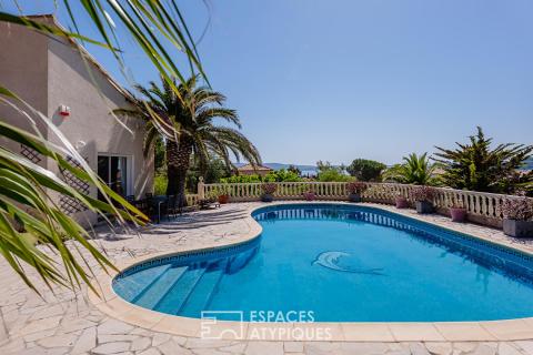 Villa d&rsquo;architecte avec piscine, patio central, dépendances et vue dégagée